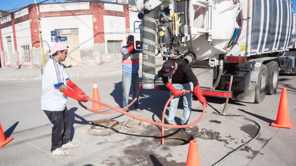 Mantenimiento de cloacas en Laprida y San Martín con camión desobstructor