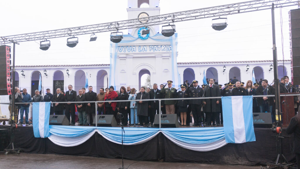 25 de Mayo: Desfile Cívico-Militar Patrio en Famaillá Frente a la Réplica del Cabildo