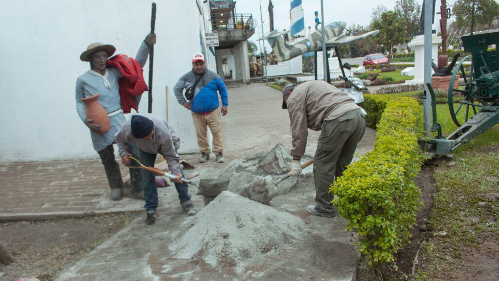 Continúan con la construcción y tejado de los baños de la Réplica del Cabildo