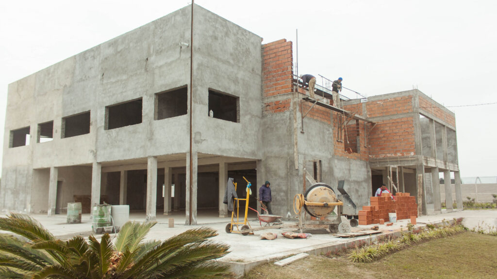 En la jornada de hoy por la mañana siguieron con la construcción del Centro Universitario que esta ubicado en el Parque Industrial de la Ciudad de Famaillá