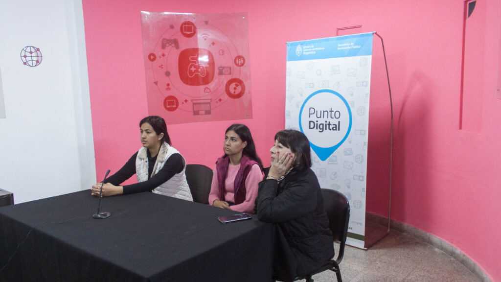 Ayer en la mañana se realizo una importante reunión vía Zoom en el Punto Digital de nuestra ciudad, con referentes del Observatorio de la Mujer de la provincia.