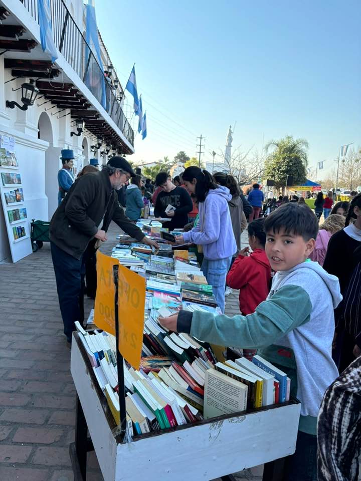 Exitosa Feria del Libro en Famaillá: Dos Días de Cultura, Literatura y Encuentros en la Réplica Histórica del Cabildo