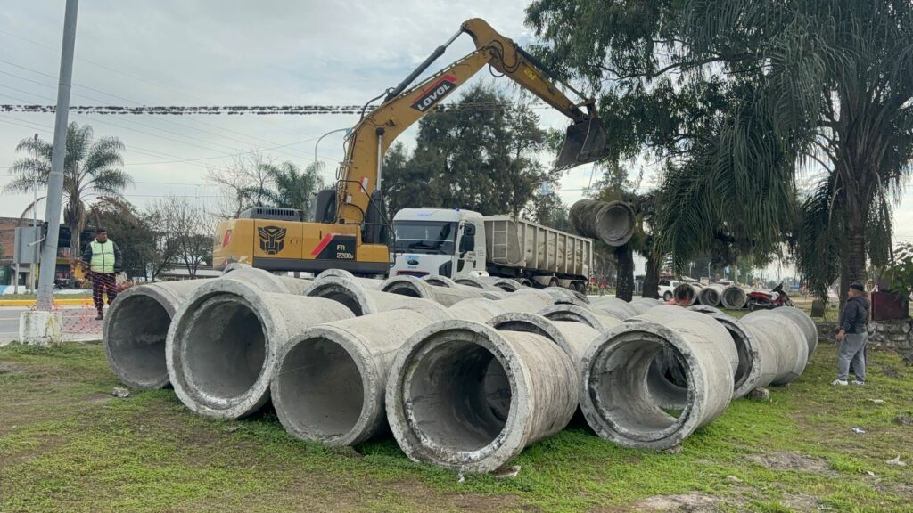 Llega nuevo material para importante obra de canales en Famaillá